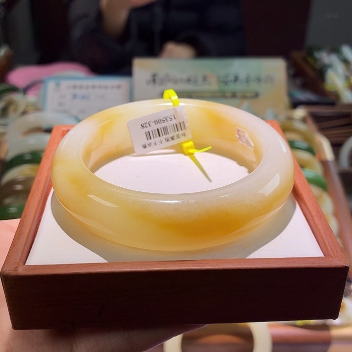 和田玉未镶嵌手镯4。  棉62/63