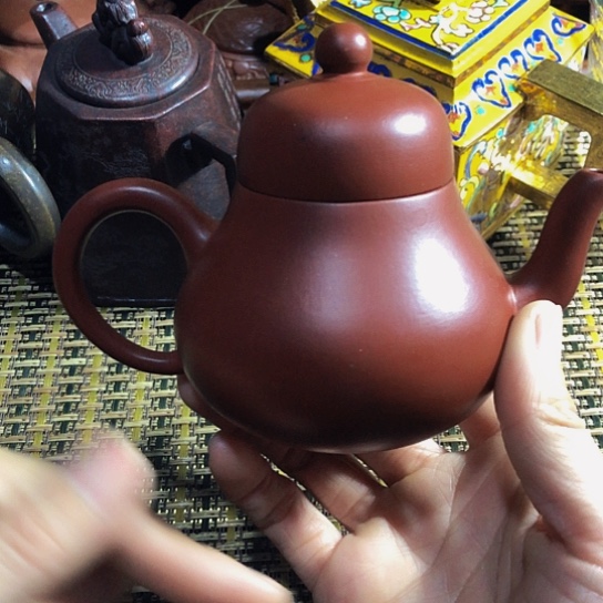 紫砂茶壶原矿泥料手工制作紫砂壶。