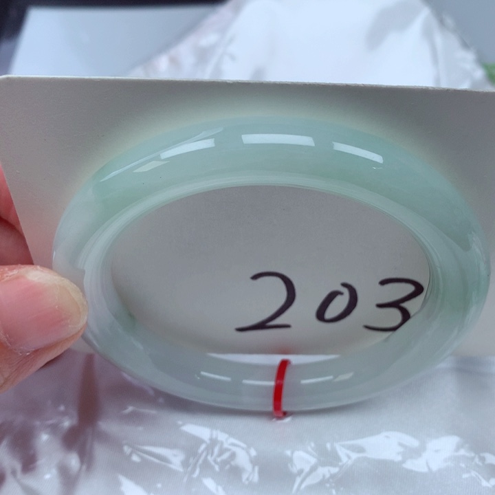 翡翠手镯未镶嵌翡翠