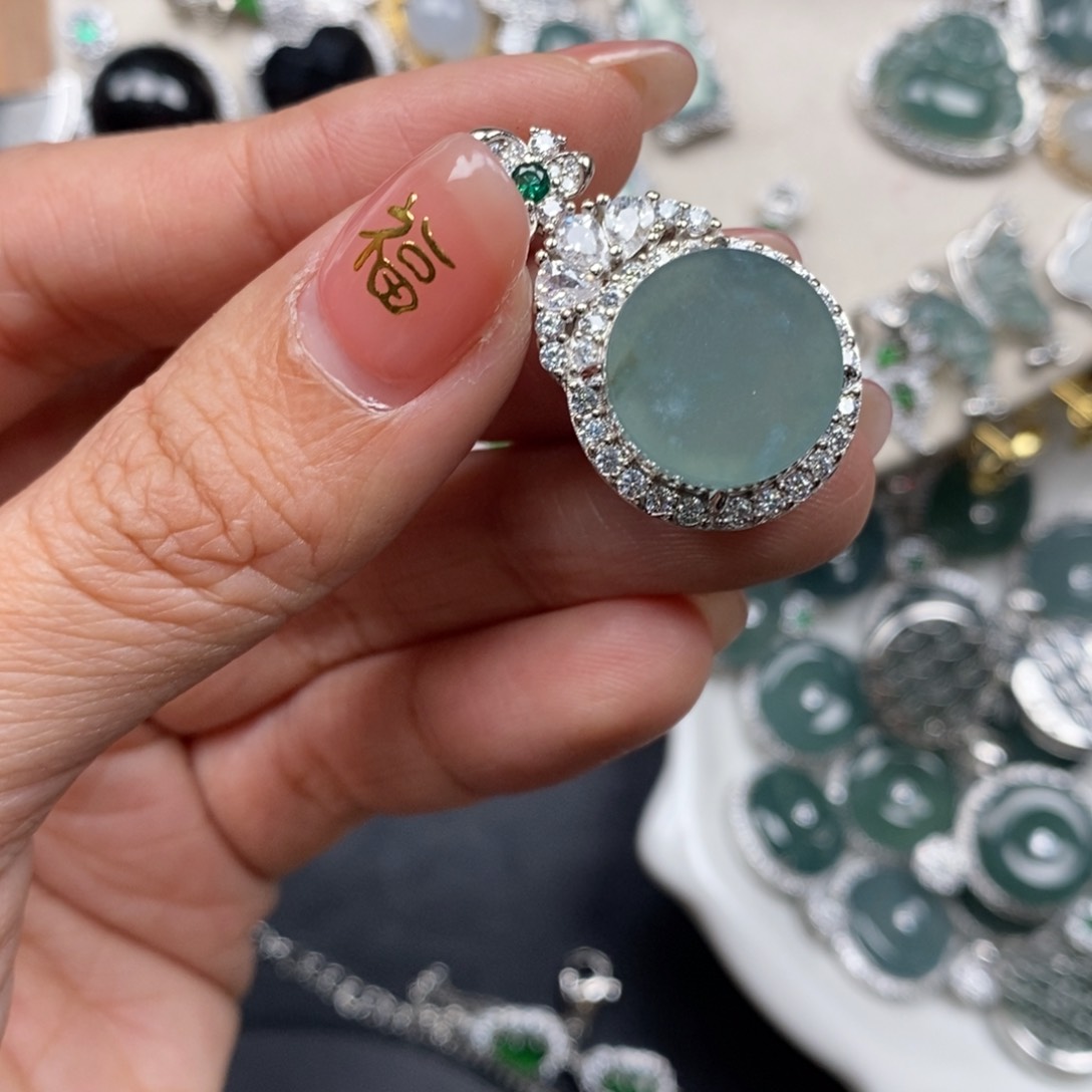 翡翠颈饰未镶嵌翡翠