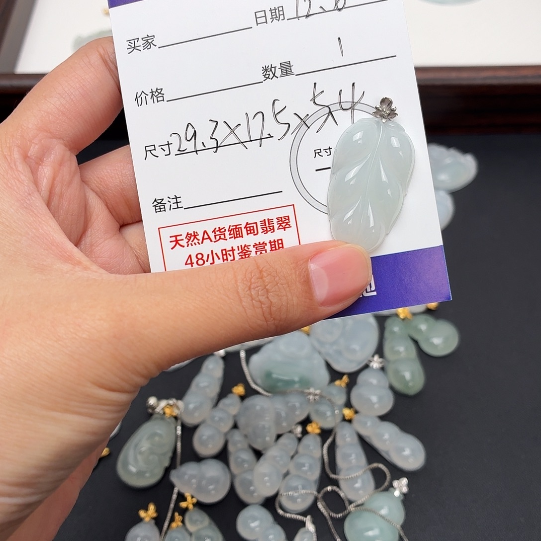 给***烂翡翠18K金镶嵌颈饰