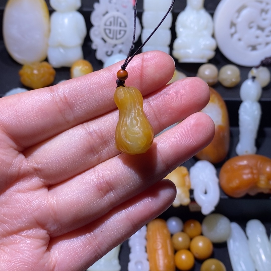 【***后和田玉未镶嵌颈饰