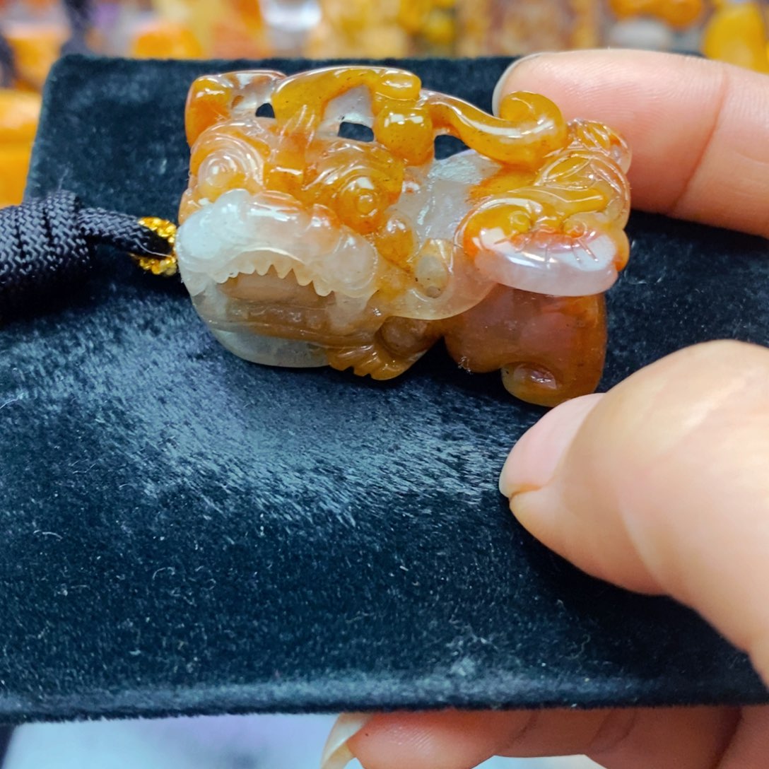 未镶嵌石英质玉（黄龙玉）颈饰