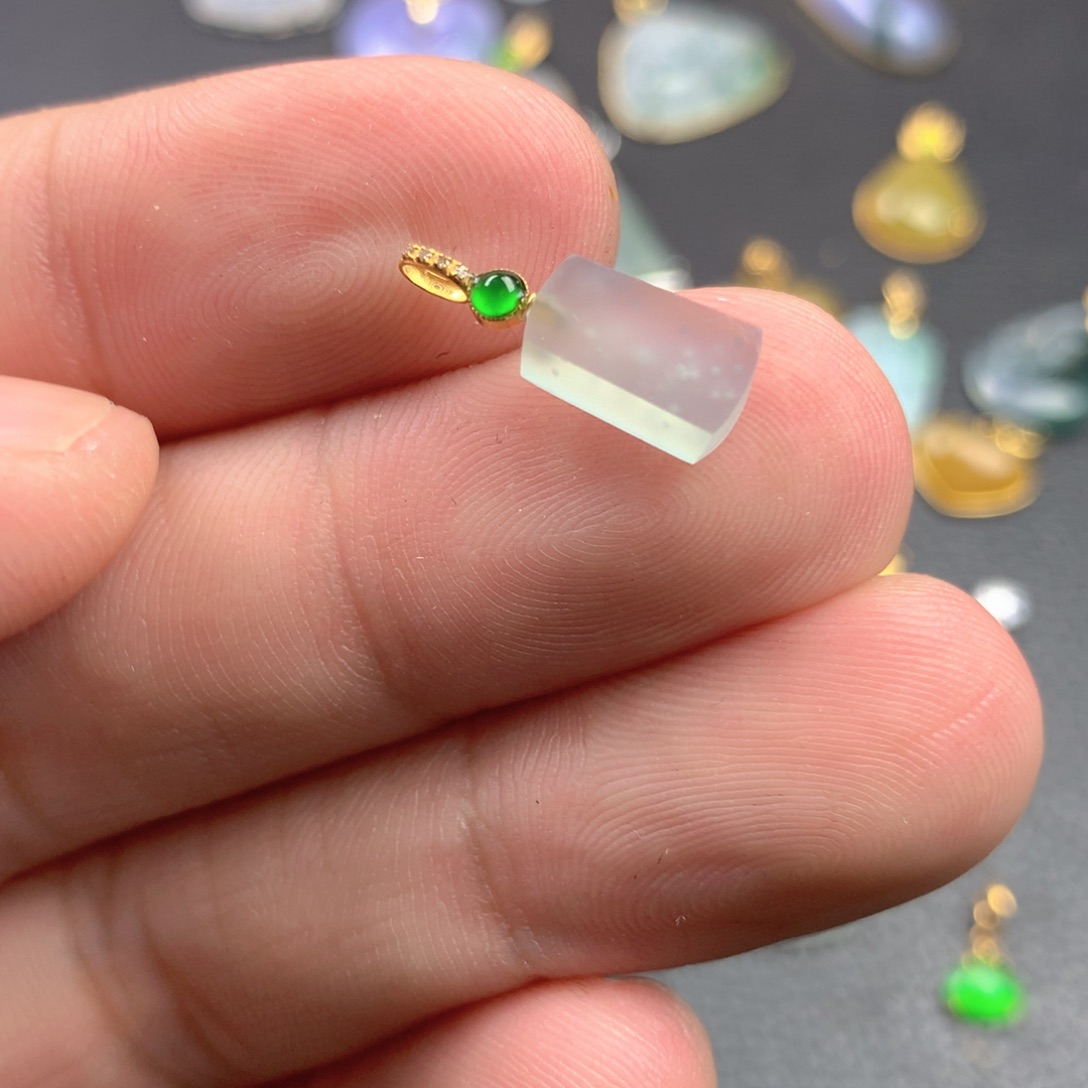 【闪购商品】颈饰18K金镶嵌翡翠翡翠