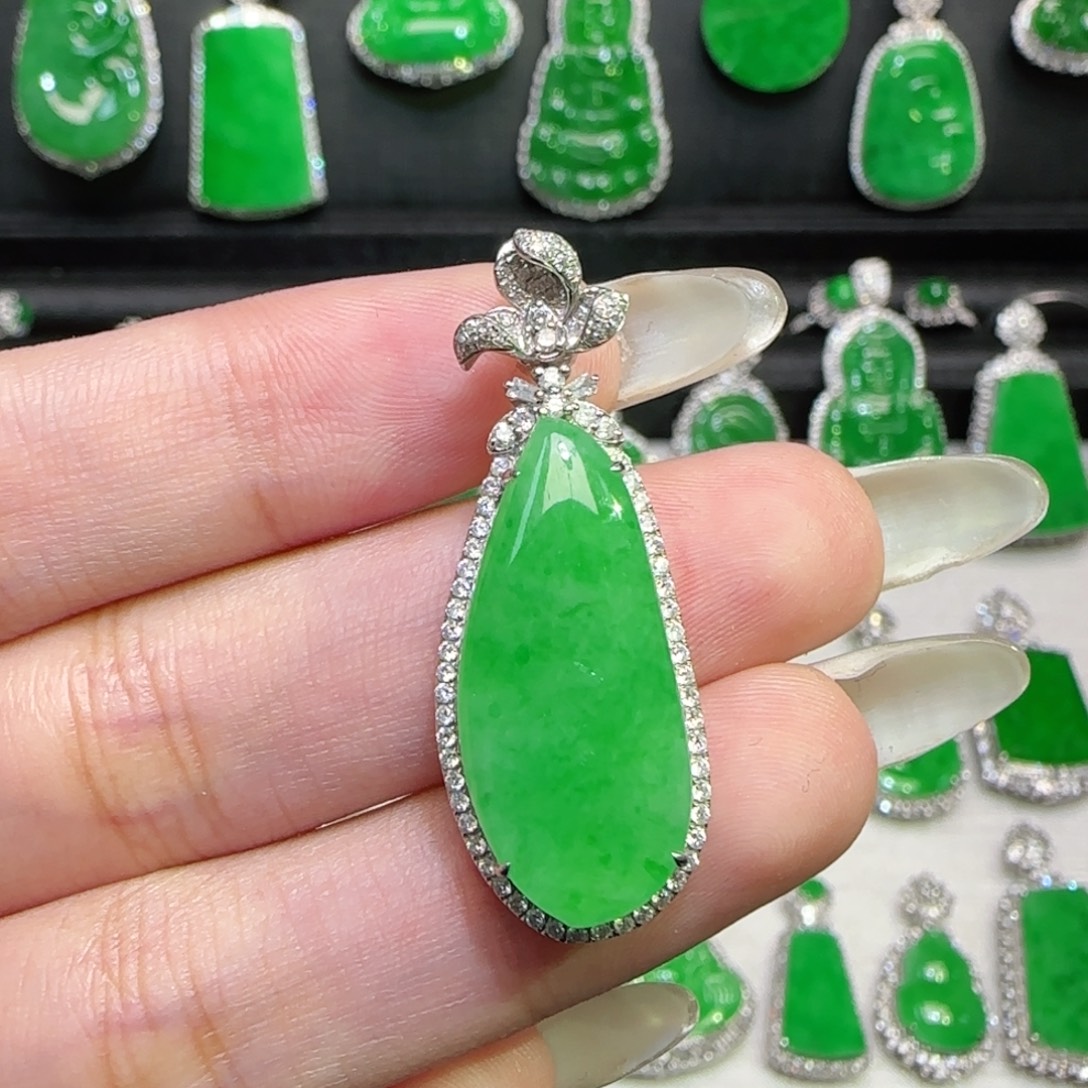 翡翠18K金镶嵌颈饰