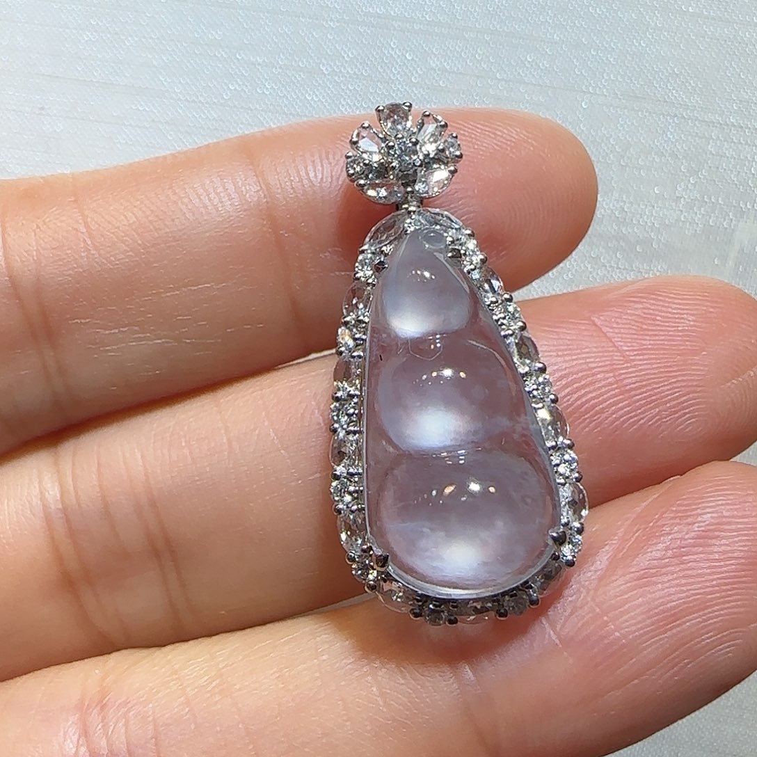 翡翠18K金镶嵌颈饰福豆