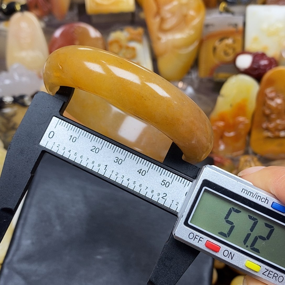 石英质玉（黄龙玉）颈饰未镶嵌