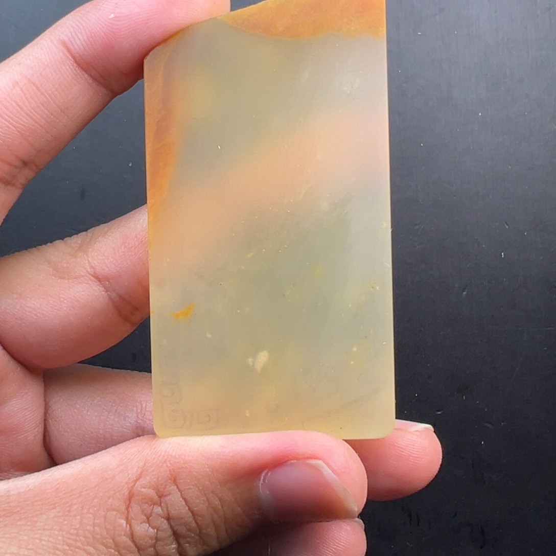 苏***喂石英质玉（黄龙玉）未镶嵌颈饰