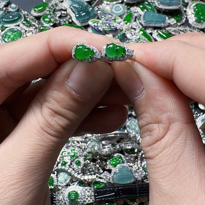 翡翠颈饰未镶嵌天然A货翡翠放漏