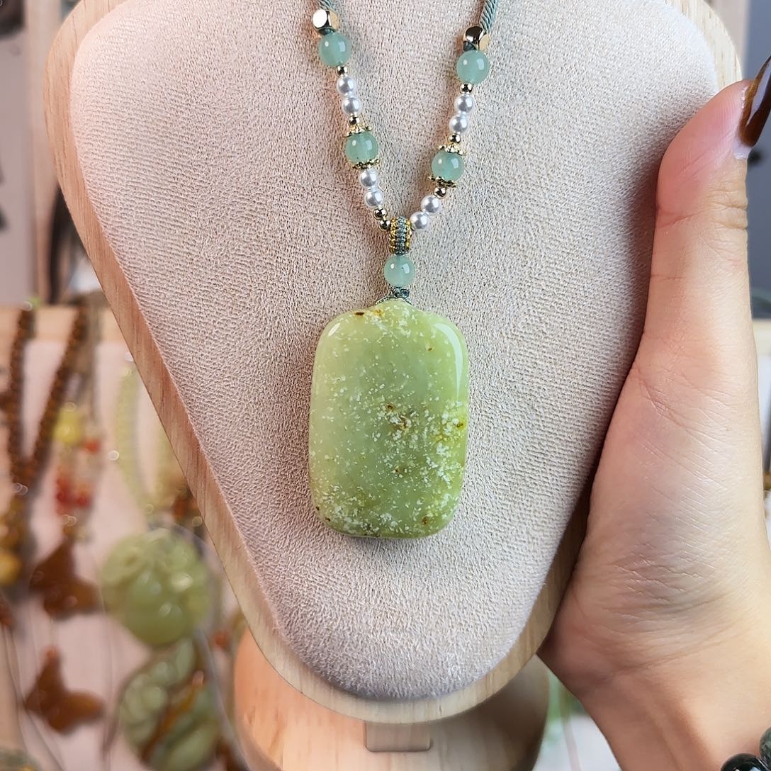 蛇纹石玉未镶嵌颈饰