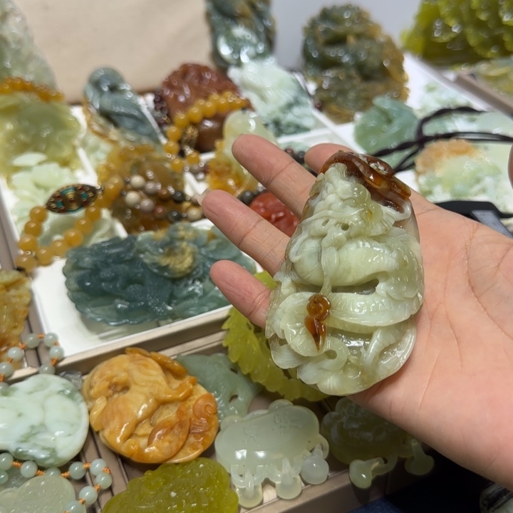 蛇纹石玉吊坠未镶嵌