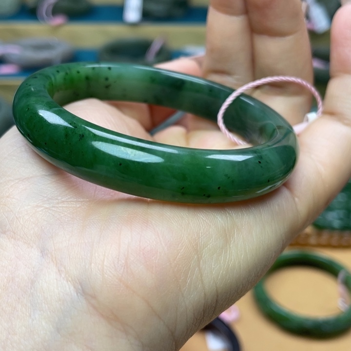 和田玉手镯57圈口。编号23未镶嵌