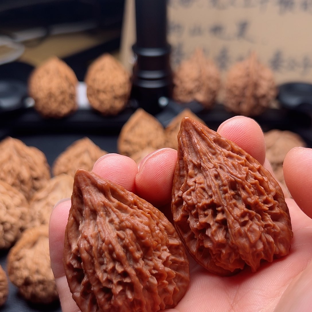 陕西秦岭凤尾鸡心手把件