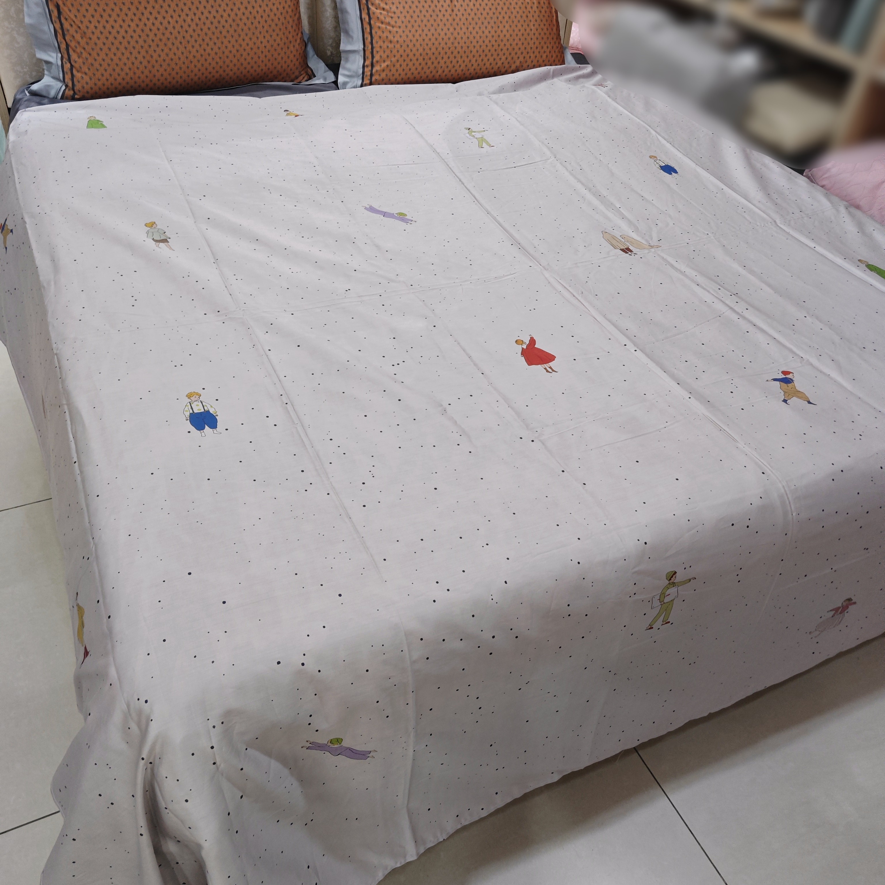 长绒棉床单2.4*2.5米，床头一溜颜色没印染好，中间有折痕捎色