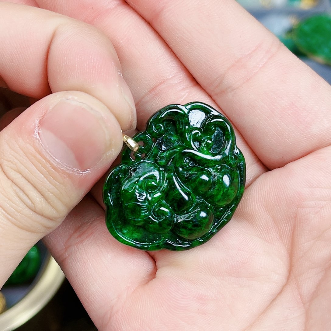 翡翠颈饰18K金镶嵌吊坠