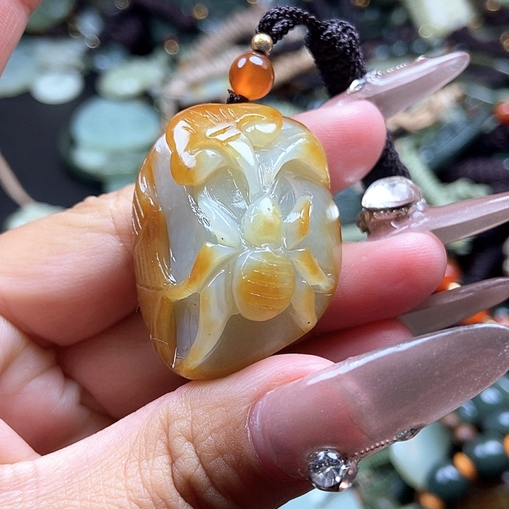 和田玉颈饰足铂镶嵌