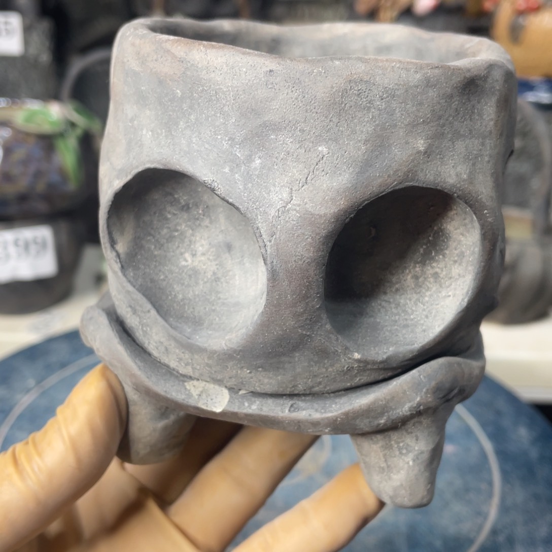 红陶微瑕的脸上有一丝