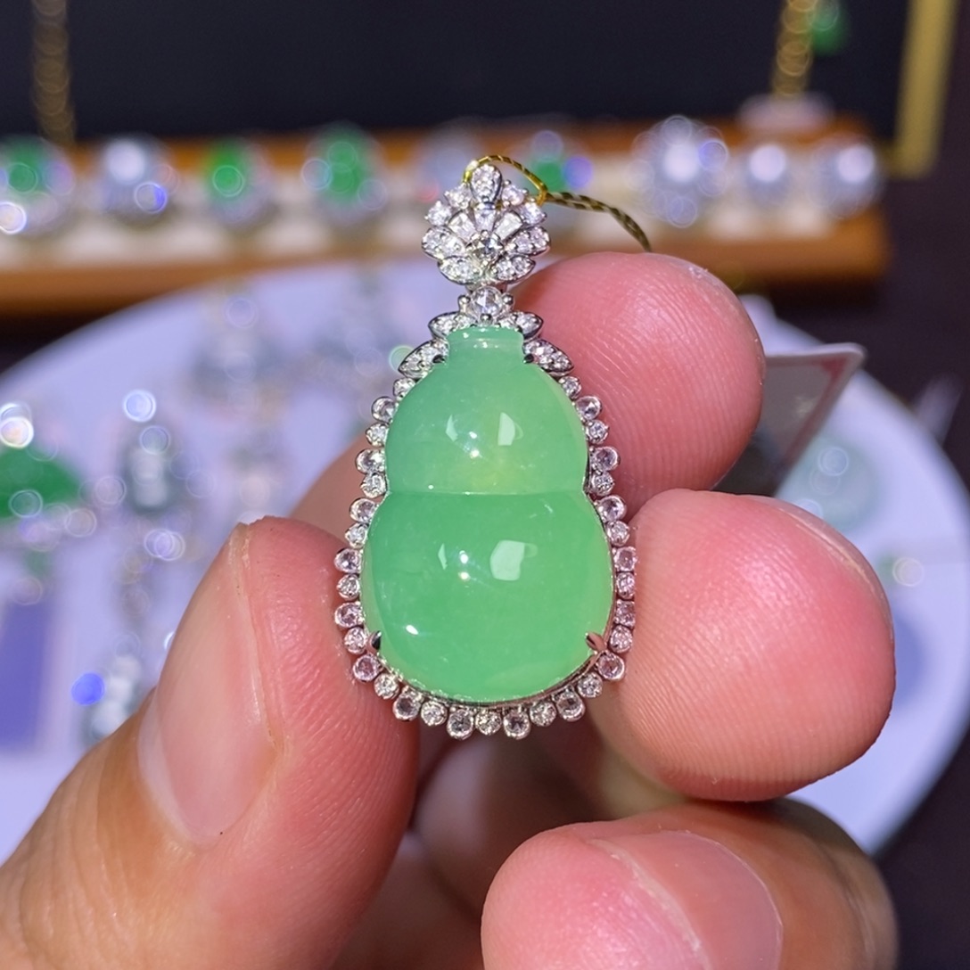 【闪购商品】吊坠(不含链)18K金镶嵌翡翠