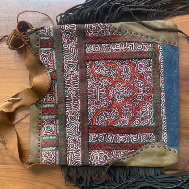 手工老绣两侧流苏斜跨包