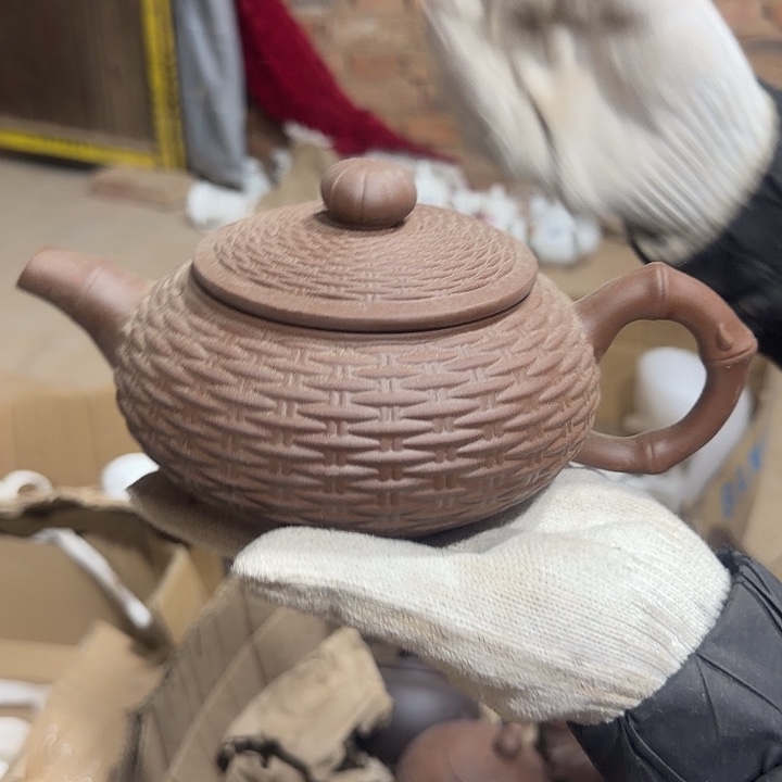 库存微瑕紫砂壶一个