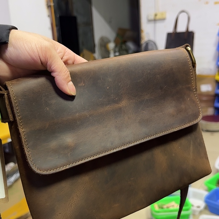 疯马牛皮邮差包24厘米