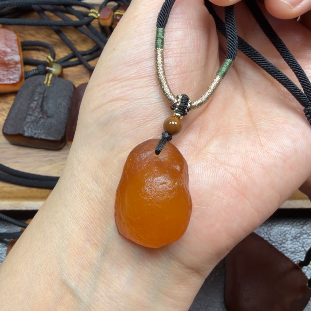 琥珀未镶嵌吊坠(赠链)