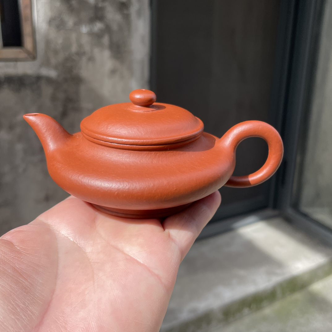 宜兴原矿朱泥壶，虚扁，半手工制作，容量120cc紫砂壶茶具小容量