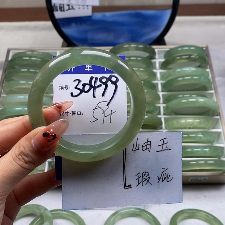 蛇纹石玉手镯未镶嵌