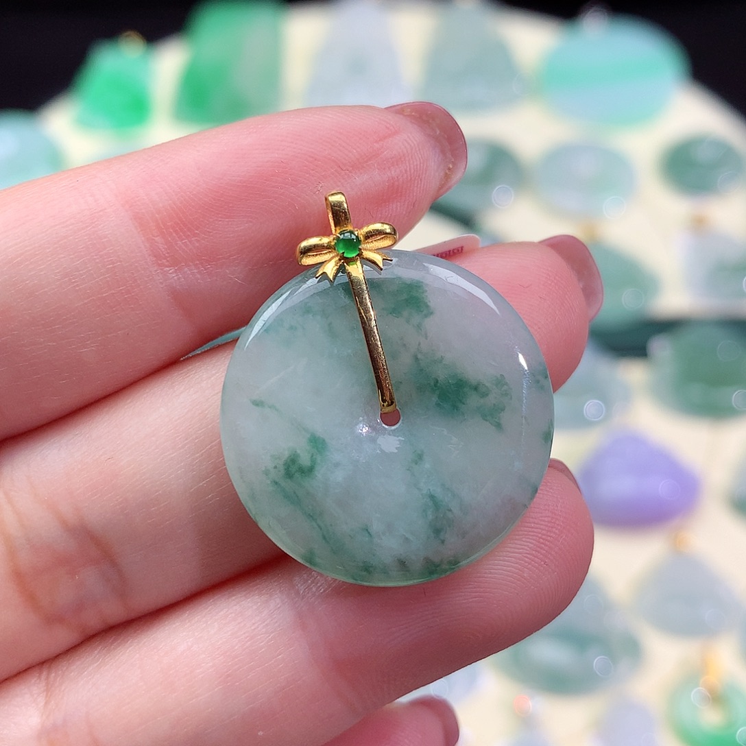 翡翠18K金镶嵌颈饰平安扣