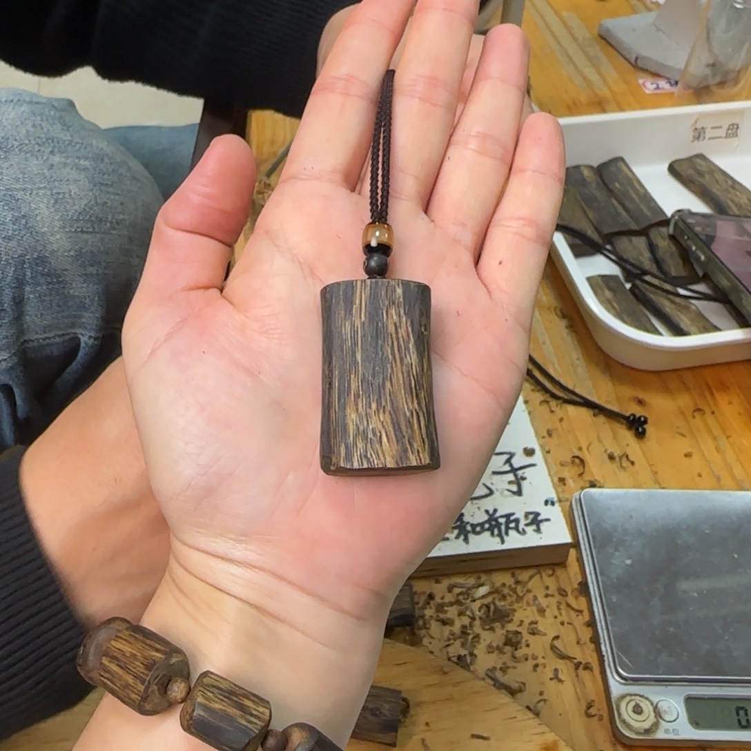 沉香吊坠素牌绿奇8.6克