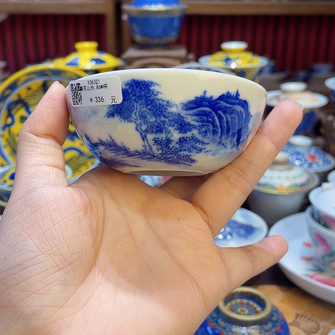 景德镇陶瓷。   景德镇陶瓷