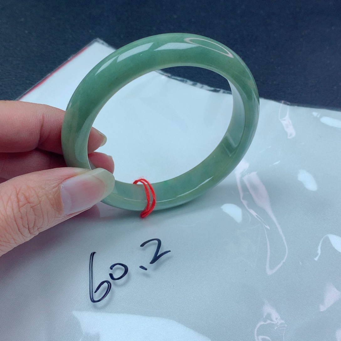 翡翠手镯未镶嵌翡翠手镯