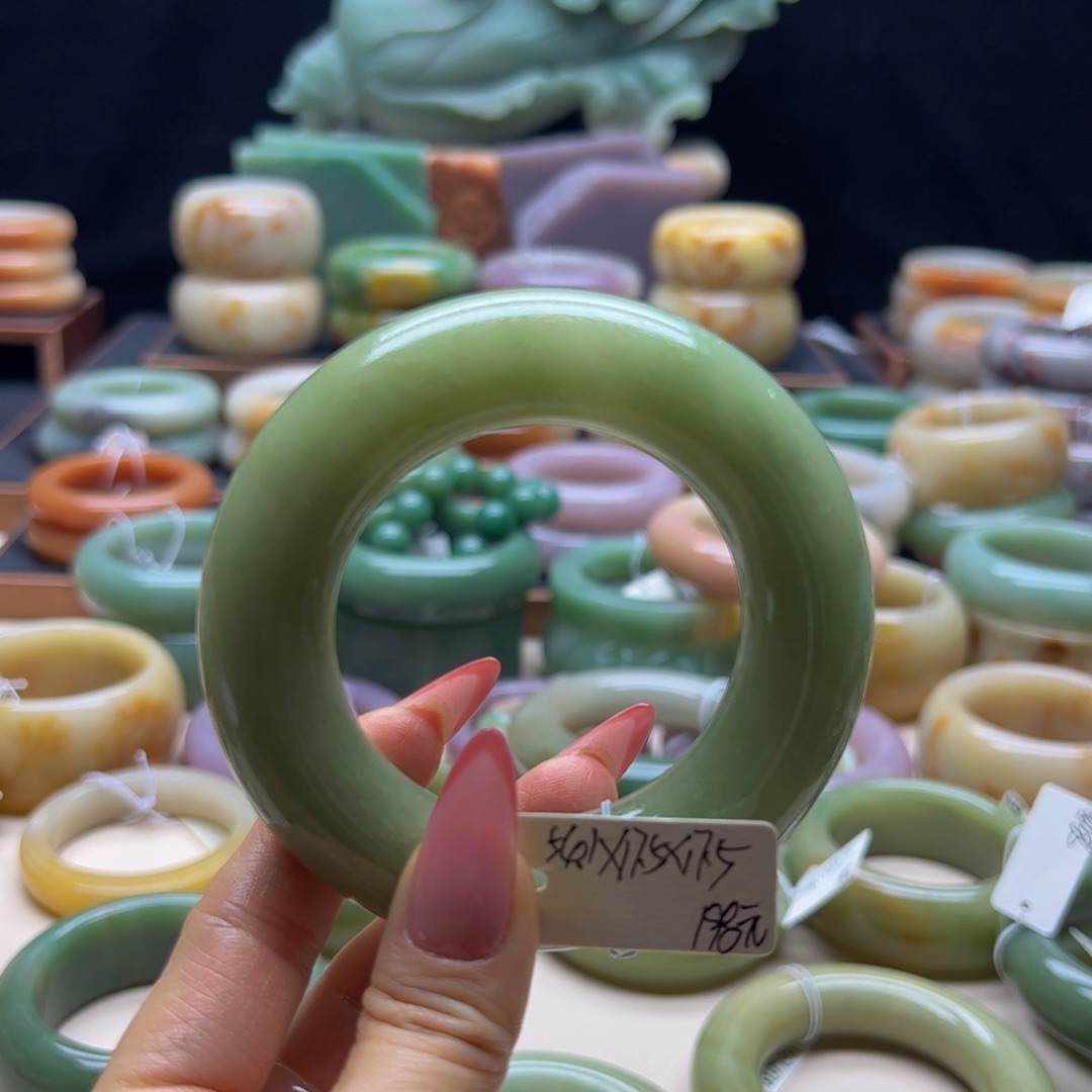 石英质玉手镯未镶嵌面****子