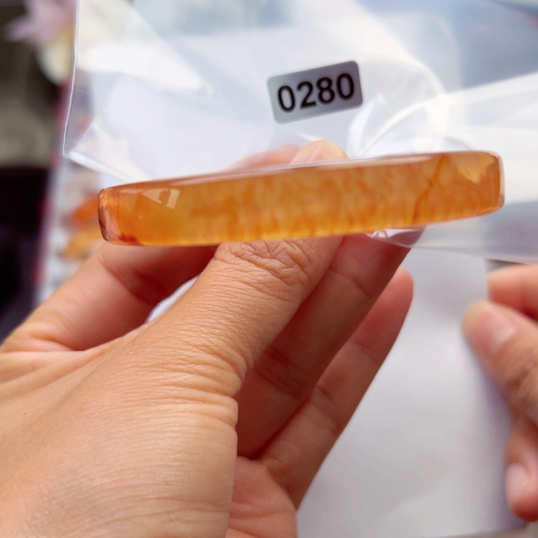 玛瑙/玉髓手镯未镶嵌苹*