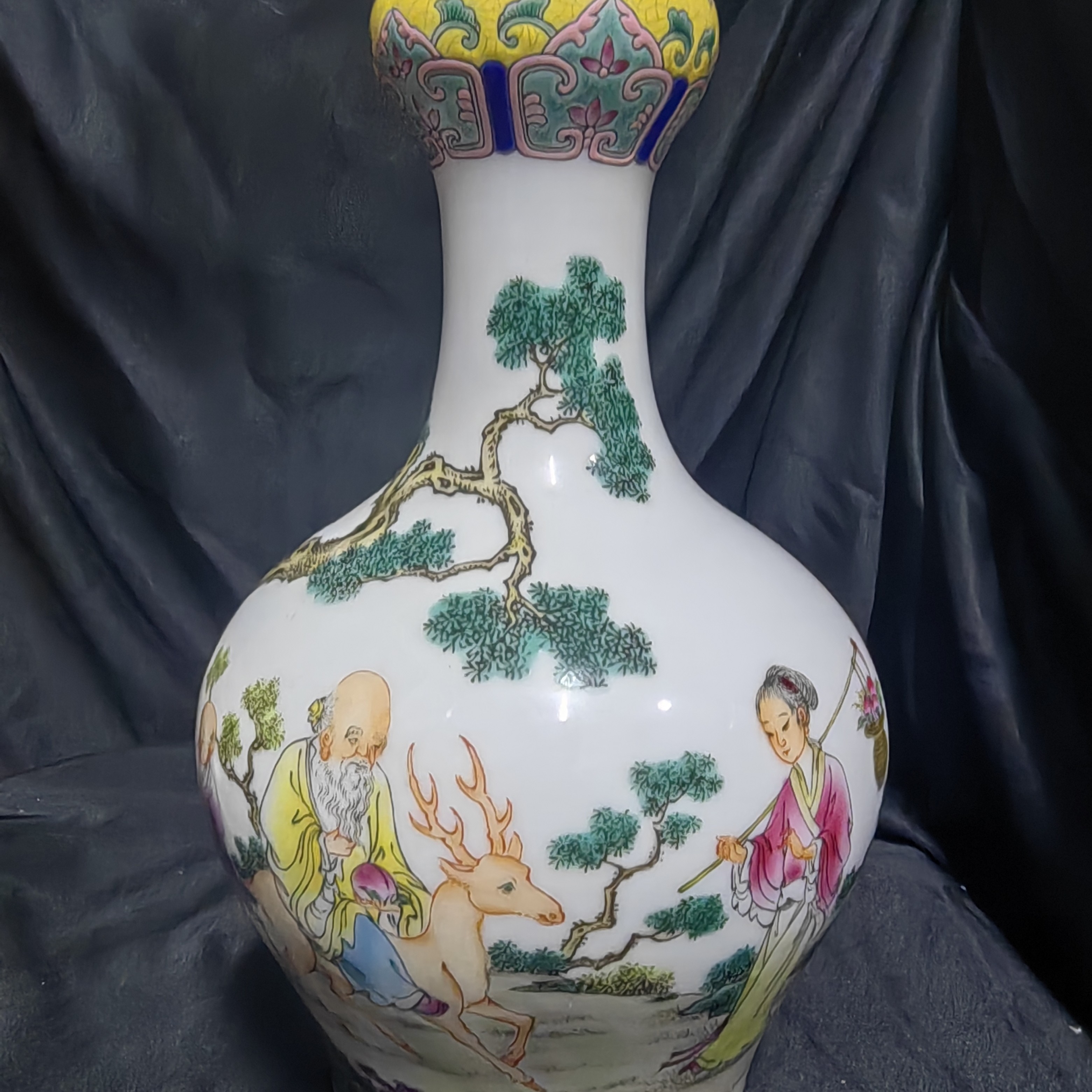 珐琅加粉彩手绘赏瓶