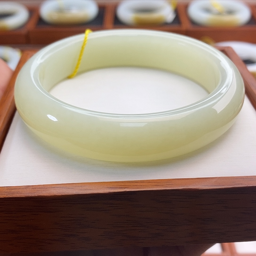 和田玉（白玉）手镯未镶嵌洛**?