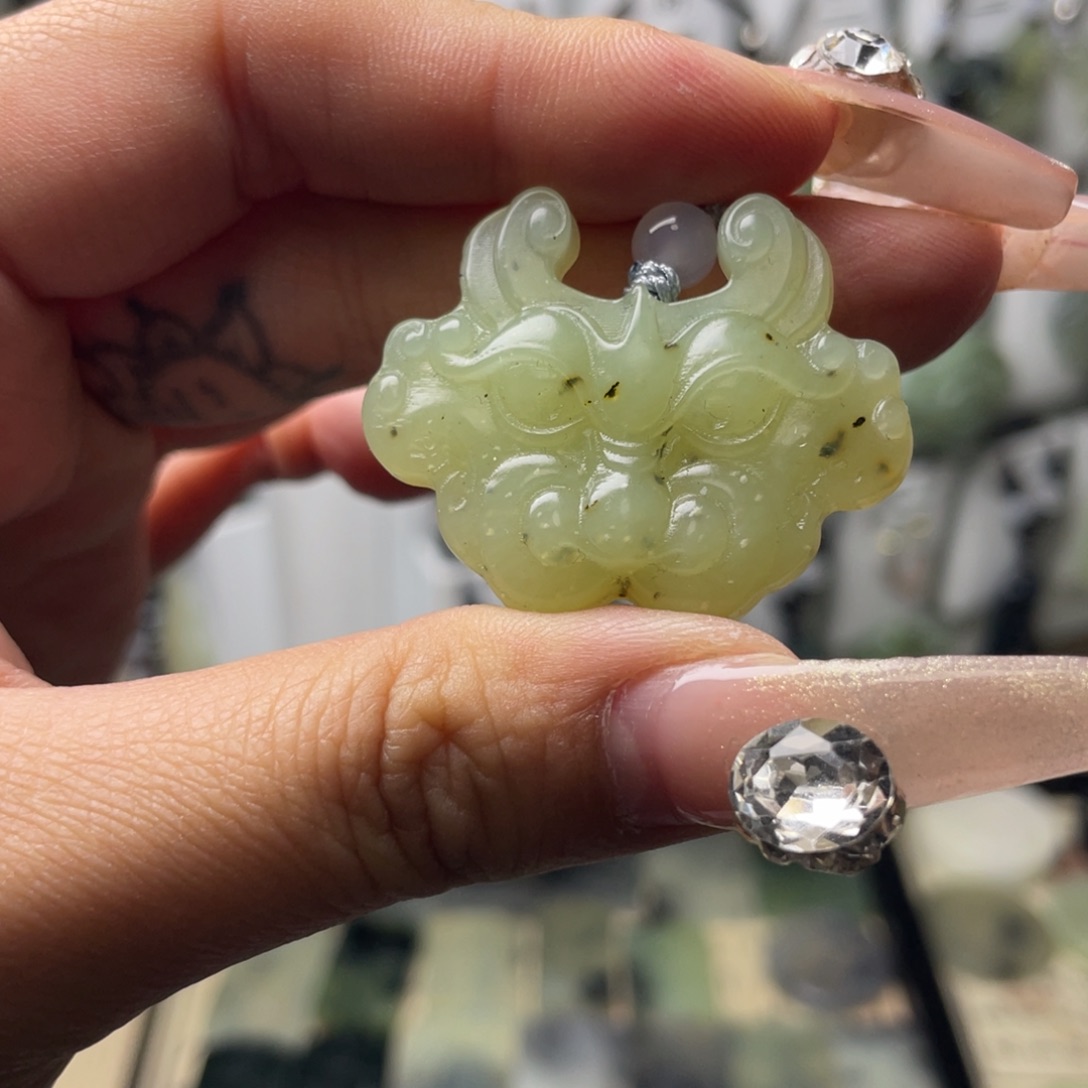 岫玉颈饰未镶嵌兽面