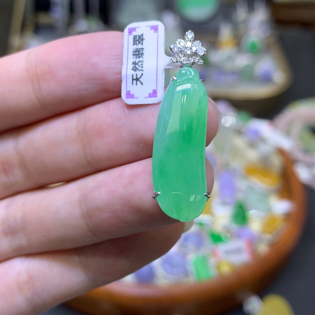 翡翠颈饰18K金镶嵌翡翠吊坠项链