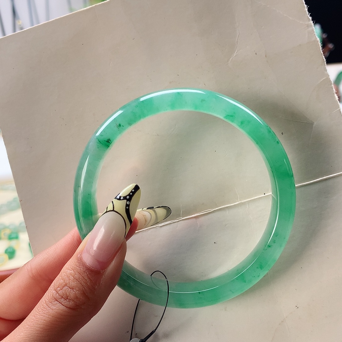转***运石英质玉手镯未镶嵌