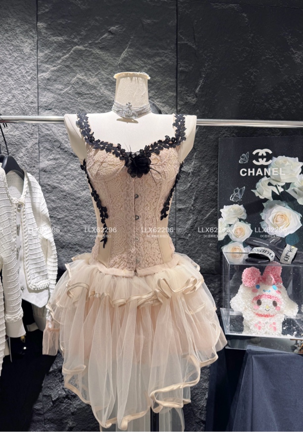 新款蕾丝鱼骨花朵背心