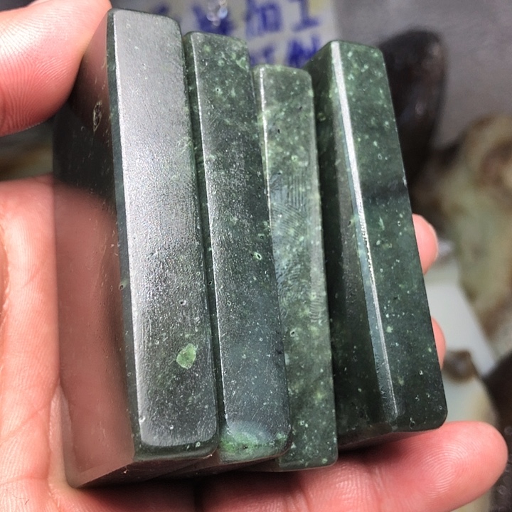 石英质玉颈饰合金
