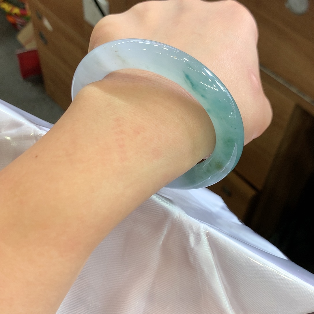茱***娅翡翠未镶嵌手镯（圆镯）80号冰胶起光性价比超高