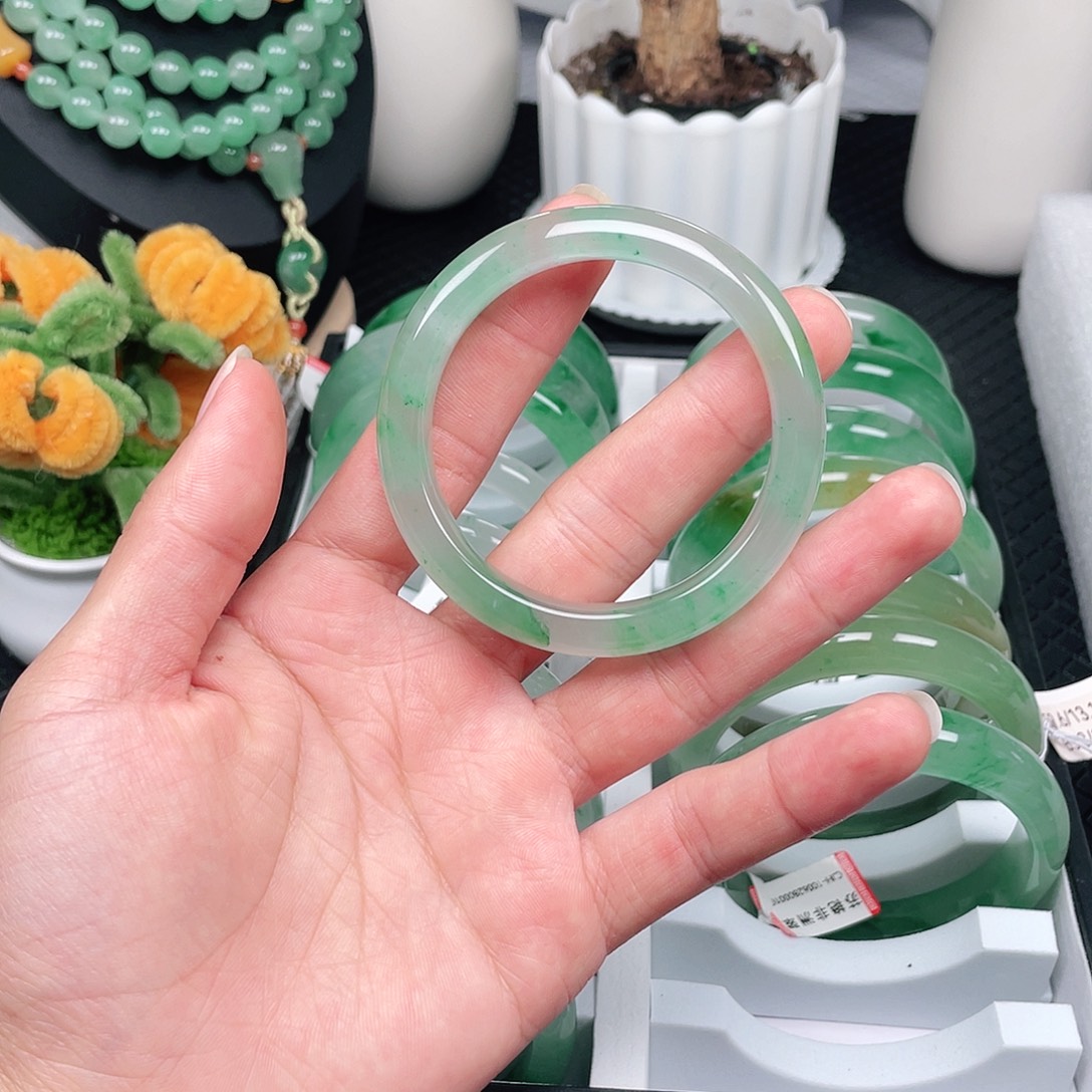 未镶嵌手镯石英质玉