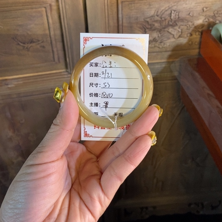 和田玉手镯未镶嵌?