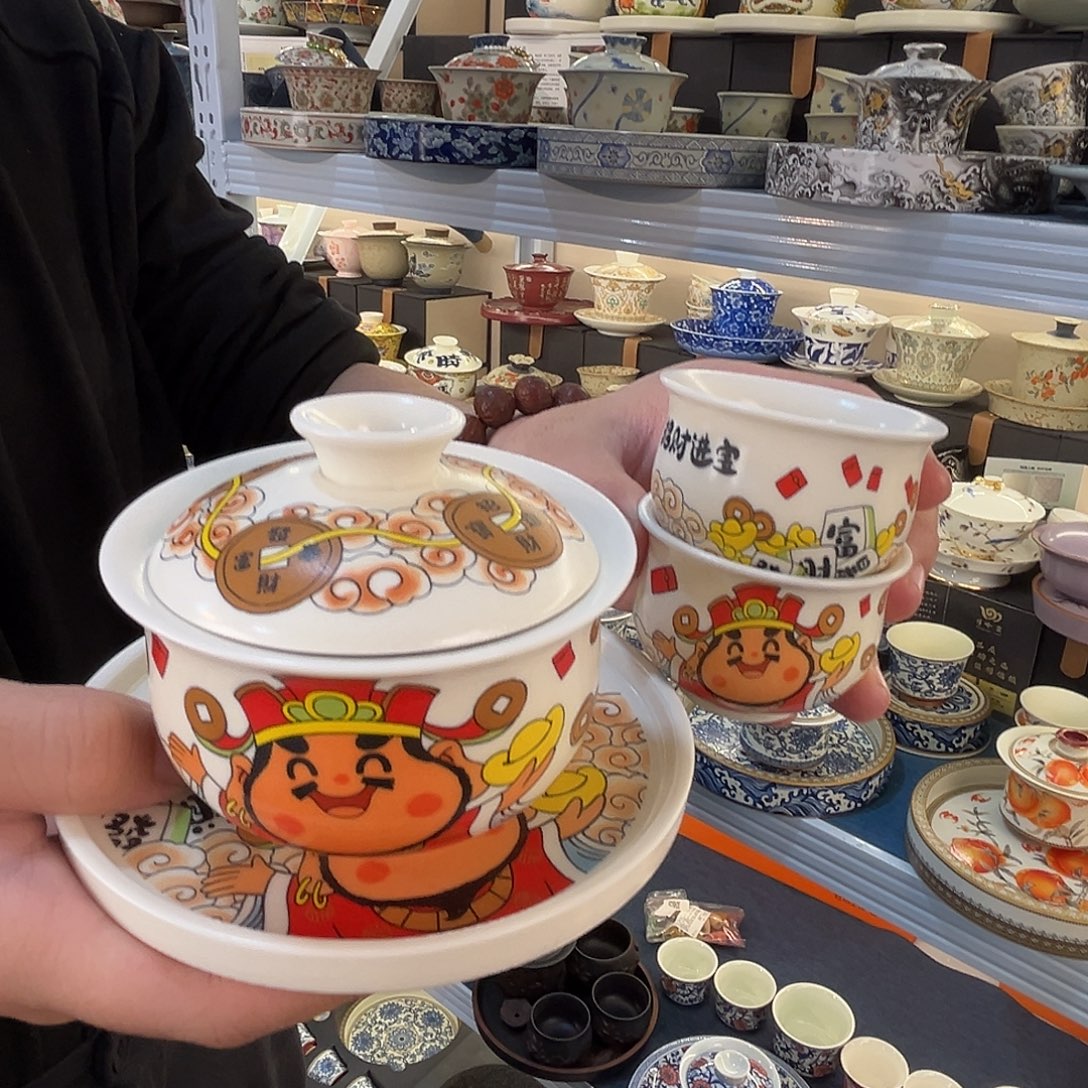 这些盖碗很漂亮！！！