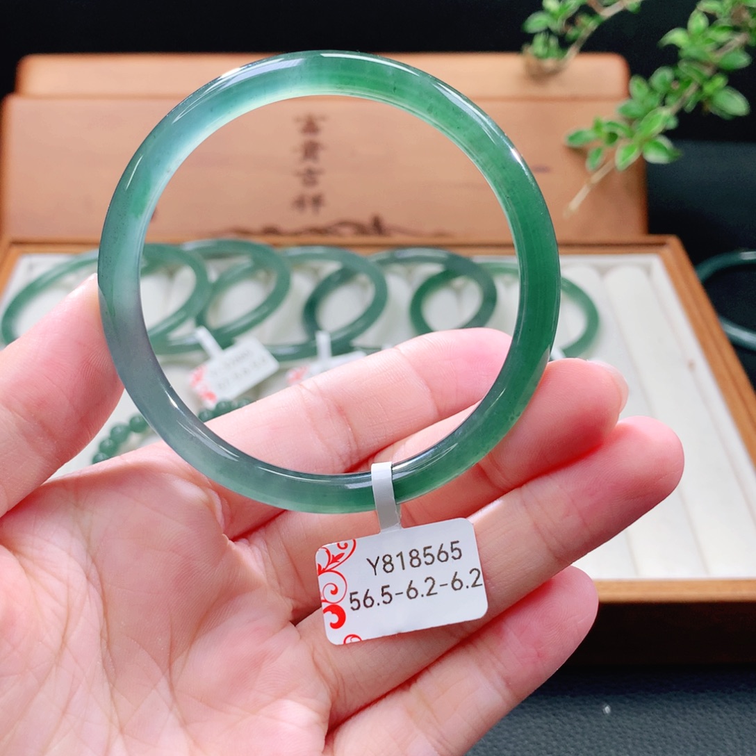 未镶嵌手镯（圆镯）翡翠