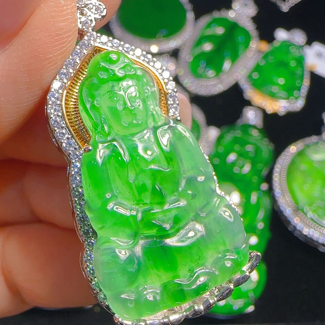 翡翠吊坠(赠链)未镶嵌