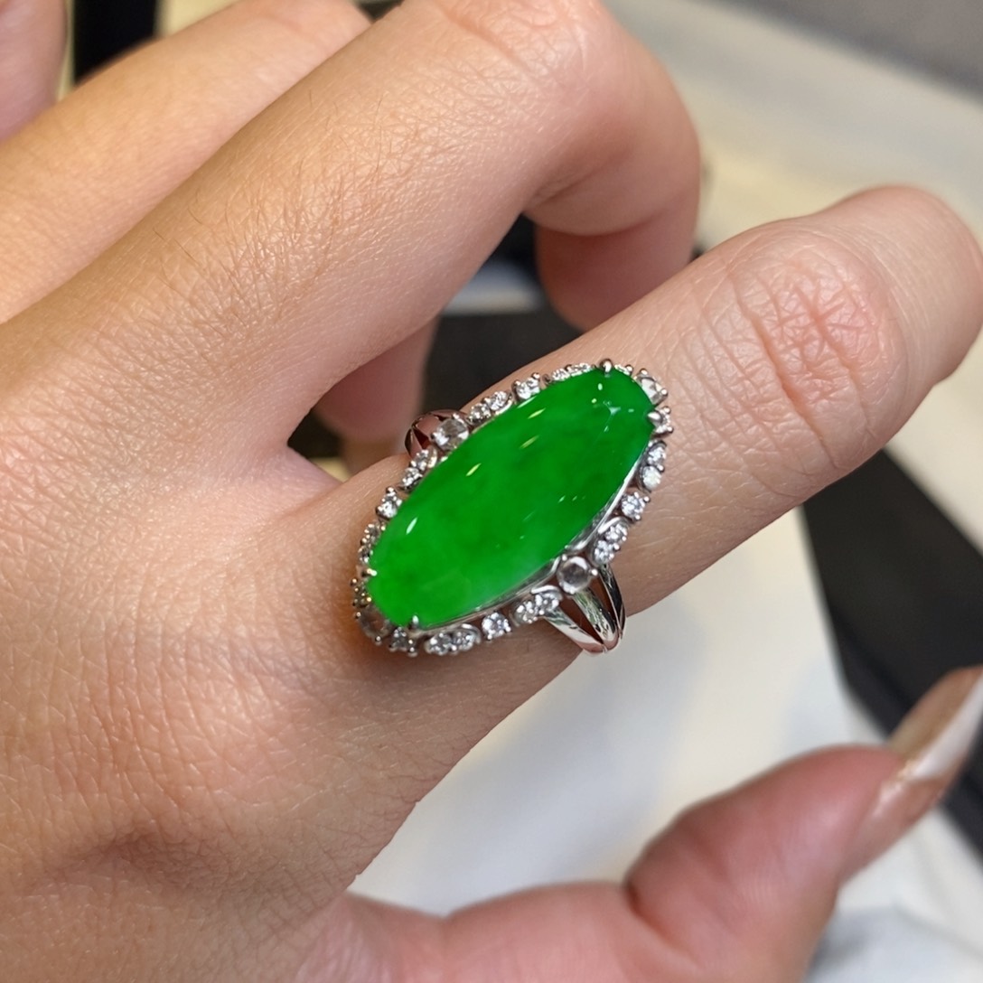 翡翠戒指18K金镶嵌方糖