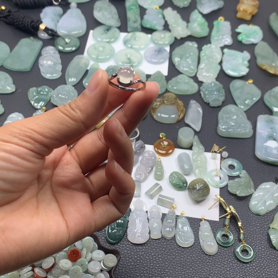 翡翠颈饰未镶嵌戒指