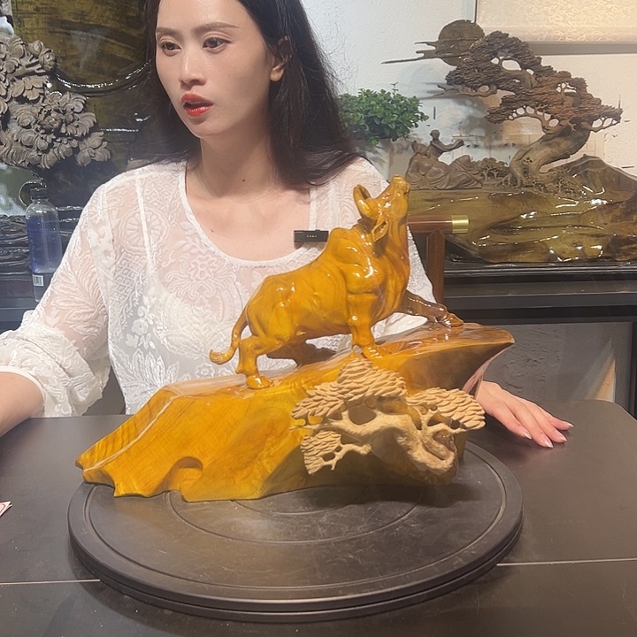 楠木木雕摆件【牛气冲天】